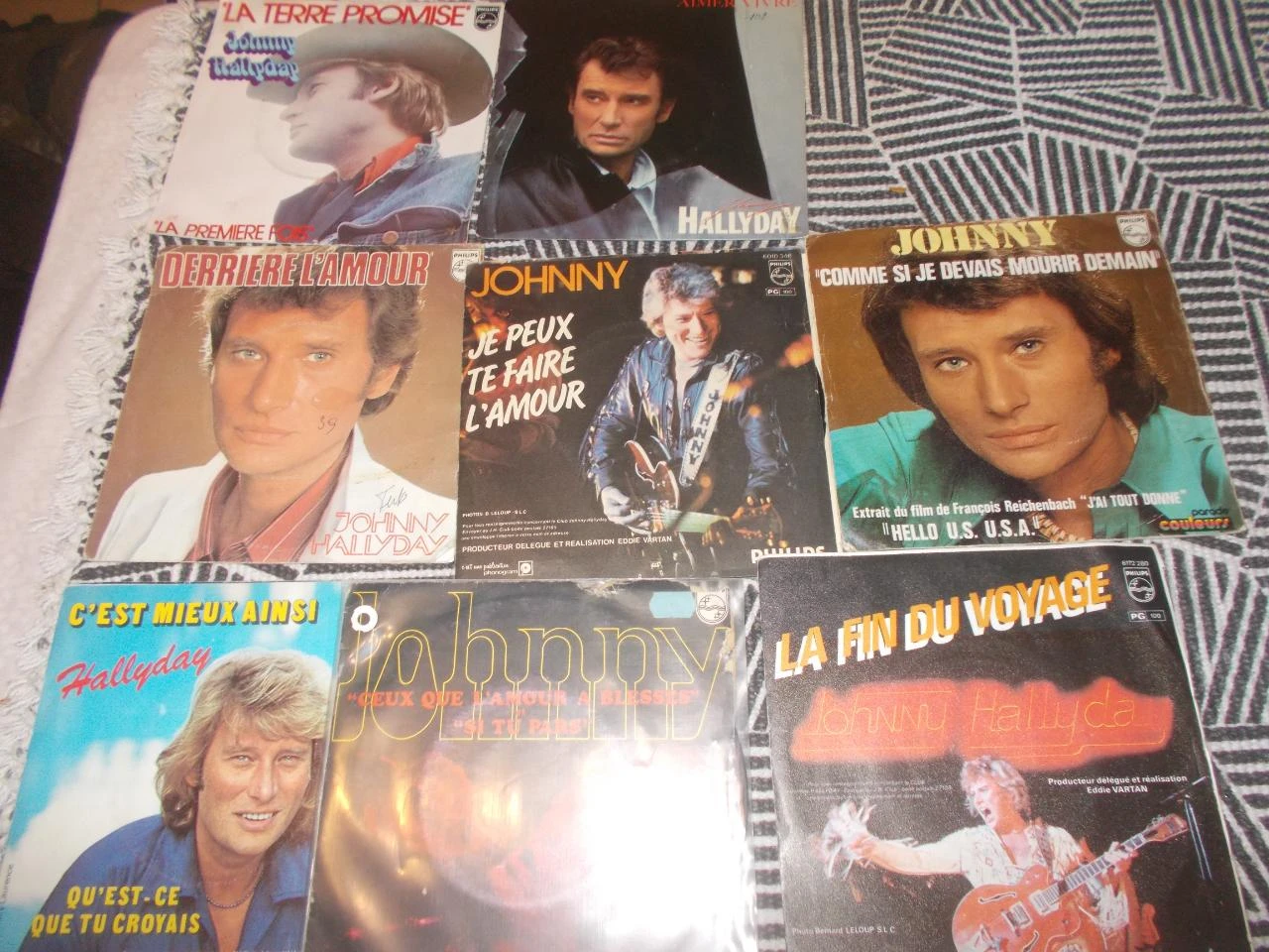Magnífico lote de 60 discos de vinilo de 45 rpm (sencillos / EP) de Johnny Hallyday. – photo 19